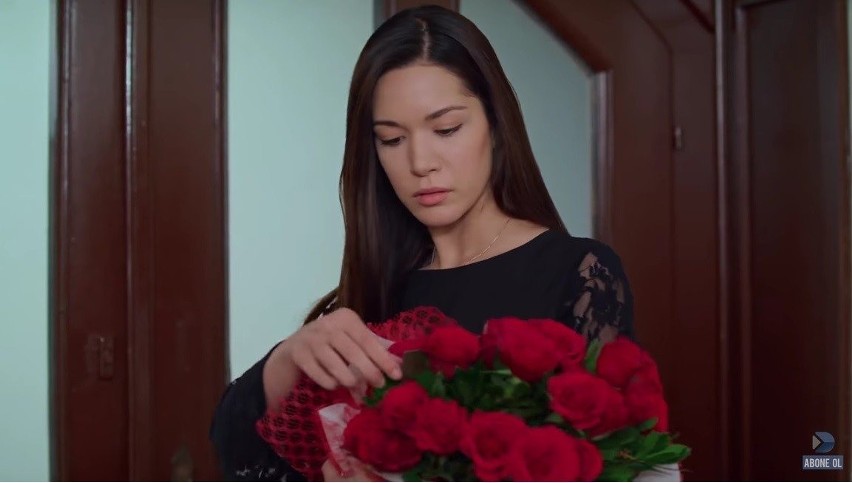 "Więzień miłości" odcinek 287. Zehra dostaje kwiaty od... Ömera! Była kochanka Nihata chce skrzywdzić Asję! [STRESZCZENIE ODCINKA]