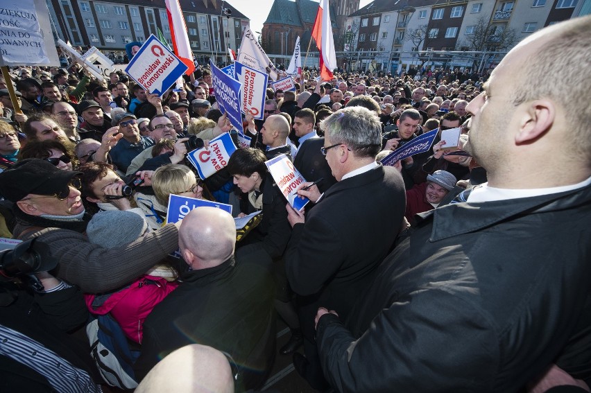 Kilkunastoosobowa grupka przeciwników prezydenta była...