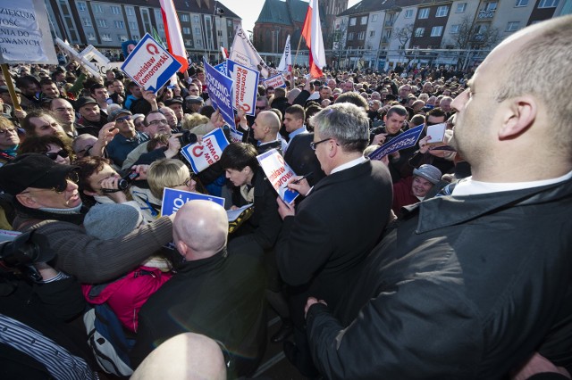 Kilkunastoosobowa grupka przeciwników prezydenta była najgłośniejsza na placu.