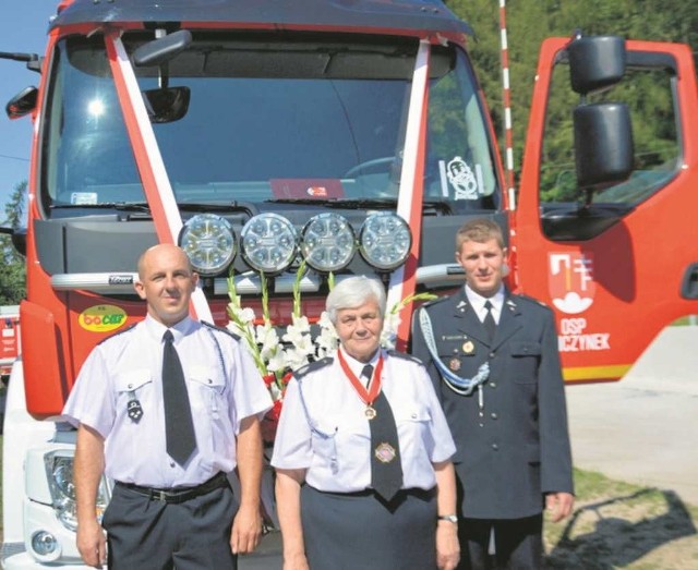 Przy nowym wozie od lewej: Jacek Kłeczek, Alicja Gaj, Kamil Kuźnik