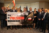 Starostwo Powiatowe w Kielcach i samorządowcy z powiatu kieleckiego w akcji #MuremZaPolskimMundurem. Zobaczcie zdjęcia i film 