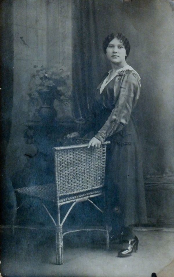 Pani Teresa przyniosła zdjęcia dziadków z 1917 roku, które...