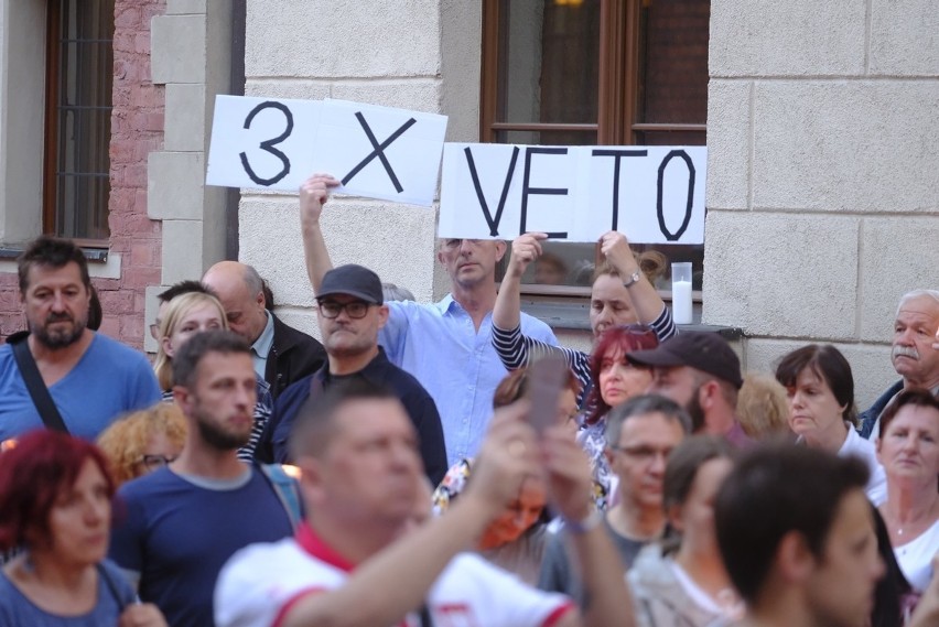 Toruń. Protest po uchwaleniu ustawy o Sądzie Najwyższym...