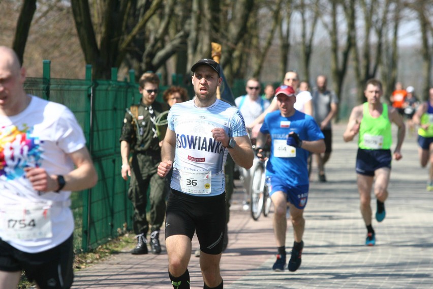 Biegli w niedzielę nad Zalewem Zemborzyckiem. To ostatni bieg z cyklu "Cztery Dychy do Maratonu" [DUŻO ZDJĘĆ]