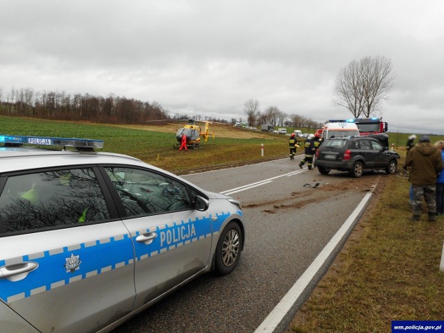 Do groźnego wypadku doszło w poniedziałek nad ranem na trasie Ełk - Augustów. W wyniku  zderzenia peugeota i hyundaia cztery osoby zostały ranne. Poszkodowani zostali przetransportowani do szpitali w Ełku i Augustowie. 