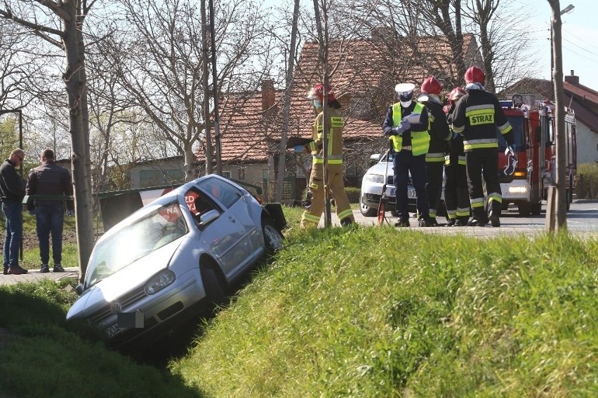 Poważny wypadek pod Wrocławiem. Volkswagen w rowie, jedna osoba ranna (ZDJĘCIA)         