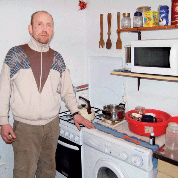 Bogdan Redzimski w kuchni, w której chciałby urządzić łazienkę.