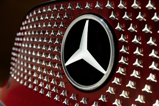 W aktualnym rankingu amerykańskiej firmy konsultingowej Interbrand Mercedes-Benz  już po raz ósmy z rzędu pozostaje w pierwszej dziesiątce najważniejszych marek na świecie. W aktualnym zestawieniu awansowała na siódme miejsce i pozostaje najcenniejszą marką luksusowych samochodów na świecie. Wartość marki wzrosła o kolejne dziewięć procent do 61,414 mld USD w porównaniu z 2022 rokiem.