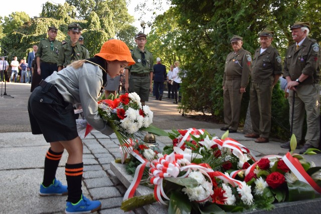 W szeregach powstańców byli niewiele starsi niż ta harcerka składająca kwiaty...