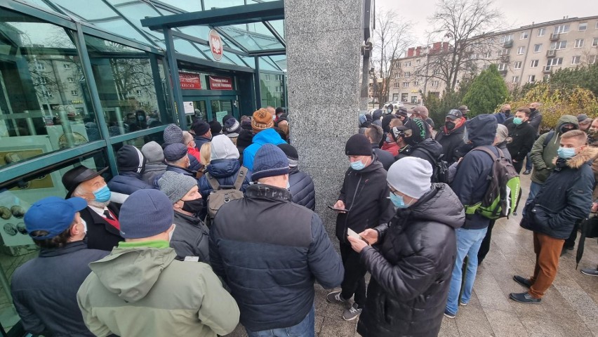 Ogromna kolejka i kłótnie przez siedzibą Narodowego Banku Polskiego w Kielcach! Walka o banknot i monetę z Lechem Kaczyńskim