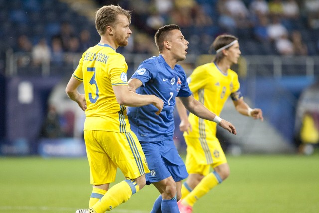 Jaroslav Mihalik (w niebieskiej koszulce) podczas meczu słowackiej reprezentacji U-21 ze Szwecją w Lublinie (22 czerwca 2017)