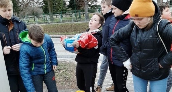 Uczniowie z gminy Czarnocin chętnie włączyli się do akcji &quot;Karma wraca&quot; i wsparli psiaki ze skalbmierskiego schroniska
