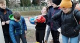 Akcja "Karma wraca" w gminie Czarnocin. Zbierali jedzenie dla psów ze skalbmierskiego schroniska 