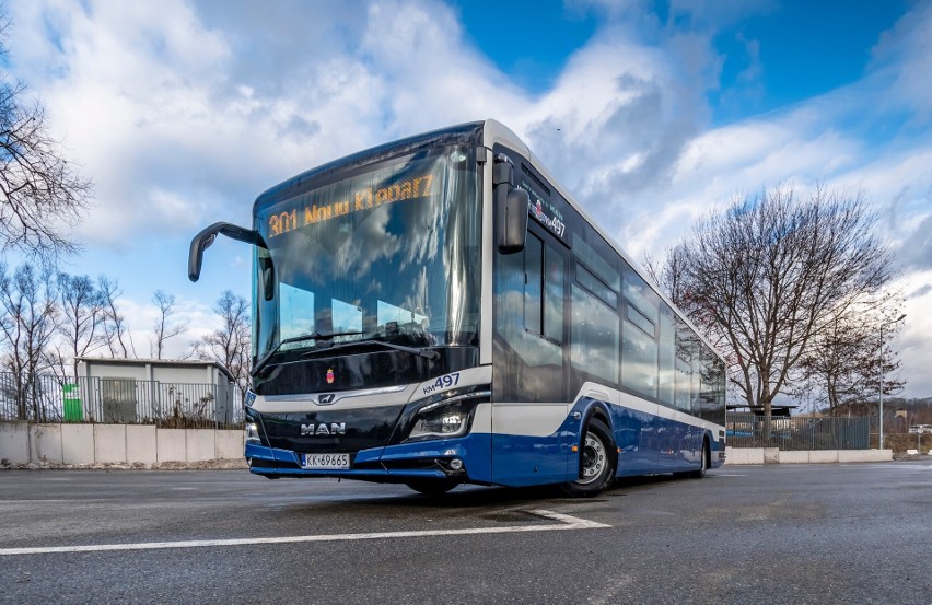 W Krakowie pojawiło się 10 nowych autobusów z lwem. Trafią na linie aglomeracyjne