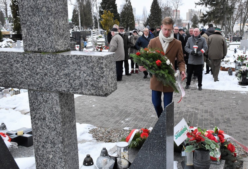 w 39. rocznicę śmierci Piotra Bartoszcze liczne delegacje...