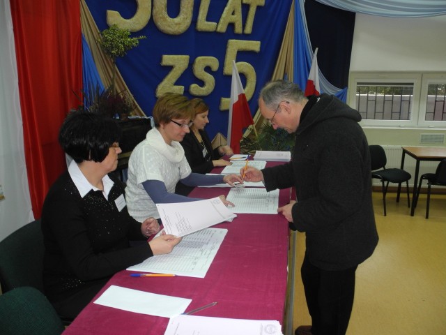 Przed południem w lokalu wyborczym na os. Lotnisko głosował m.in. Wojciech Stępniak.