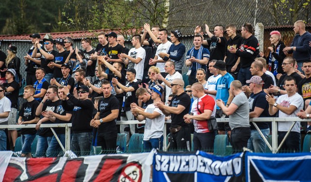 Ponad  pół tysiąca kibiców oglądało w Potulicach mecz A klasy miejscowego Dębu z Zawiszą Bydgoszcz. Spotkanie zakończyło się wynikiem 2:1 dla zawiszan.