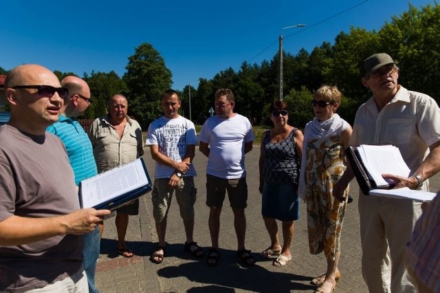 Mieszkańcy w latach 90. montowali piece olejowe. Teraz są już do wymiany. - Jesteśmy gotowi dołożyć do inwestycji, byle tylko spółka się zgodziła - mówi sołtys Krzysztof Pilch (pierwszy z lewej).  