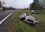 Wypadek w Kołaczach. Kobieta jechała za szybko, wypadła z drogi i dachowała