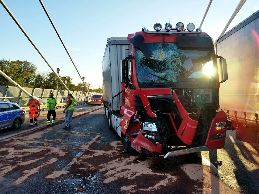 Wypadek trzech ciężarówek na AOW. Auta zderzyły się na...