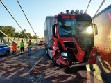 Trzy ciężarówki zderzyły się na moście Rędzińskim we Wrocławiu. Korek na AOW ma już ponad 8 kilometrów!