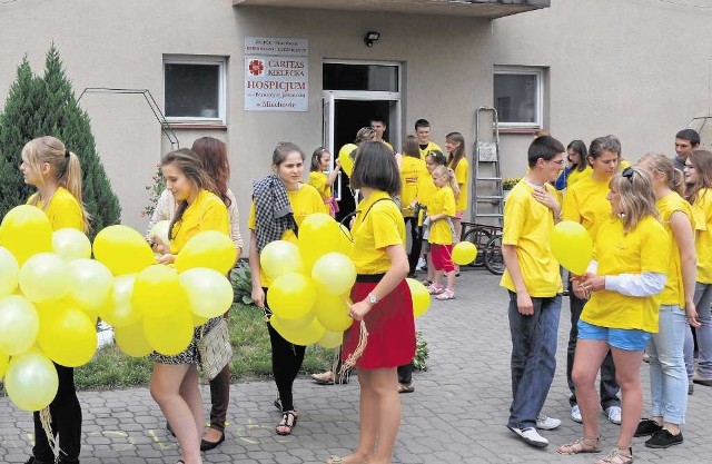 Finał akcji "Pola Nadziei" rozpoczyna się przed hospicjum