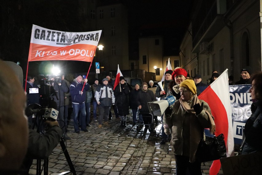 Manifestacja pod siedzibą TVP Opole
