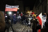 Protest przeciwko wyłączeniu TVP3 Opole. Pod siedzibą stacji zebrali się mieszkańcy [ZDJĘCIA]