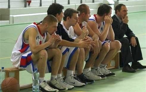Zespół trenera Stanisława Dudzika (z prawej) nie zagra w niedzielę z Niwą.