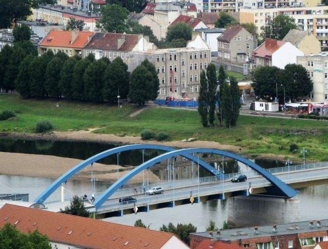 Nad Odrą będzie poszerzany wał i trzeba odkupić od właścicieli grunty. Należą one w znacznej mierze do Skarbu Państwa, ale także do osób prywatnych.