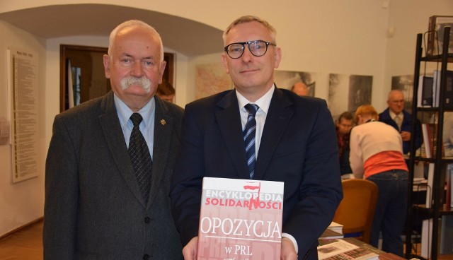 Dr Łukasz Sołtysik (z prawej) oraz Andrzej Koziar, nyski działacz Solidarności i emerytowany pracownik IPN