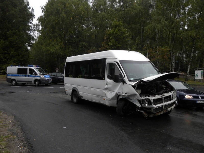 Powiat chojnicki. Wypadek busa przewożącego młodych piłkarzy Chojniczanki [ZDJĘCIA]