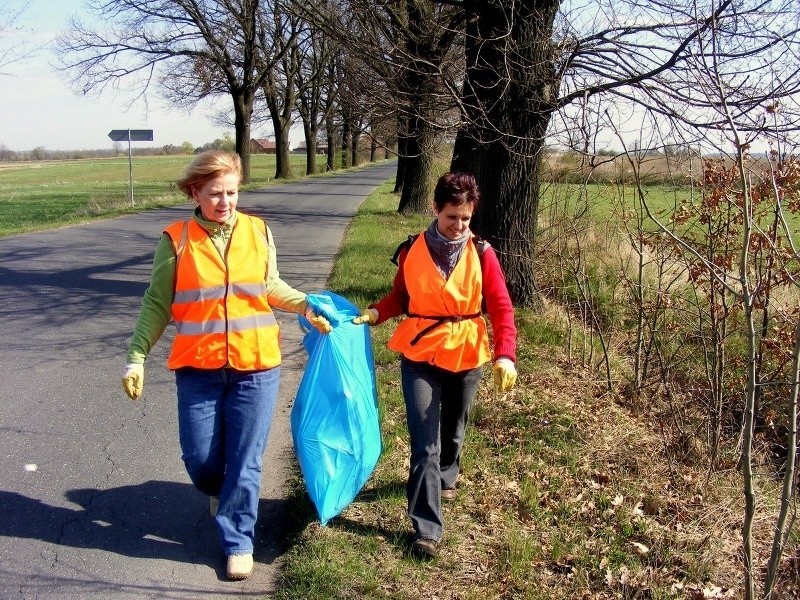 Urzędnicy sprzątali śmieci w Oleśnie