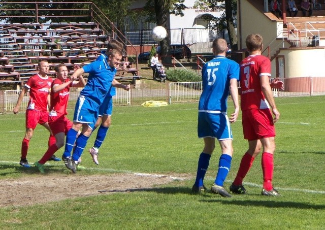 Orzeł (czerwone stroje) na kilka dni przed ligą został bez trenera