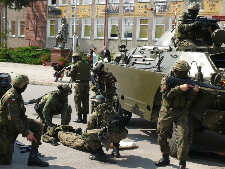 Brygada antyterrorystyczna ratuje rannego żołnierza.