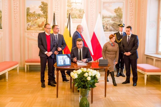 W Pałacyku Gościnnym i w dawnym budynku Książnicy Podlaskiej zostały wyłożone księgi kondolencyjne.