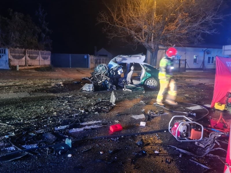 Śmiertelny wypadek w Bratoszewicach. Czołowe zderzenie dwóch pojazdów