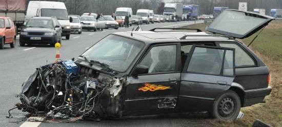 Wczoraj około 14.00 na drodze krajowej nr 3 na wysokości Cigacic bmw zderzyło się czołowo z toyotą. Według świadków zawinił "ten trzeci&#8221; - jadący w kierunku Sulechowa kierowca golfa, który wyprzedzał kolumnę samochodów. Zderzenie było tak silne, że z bmw wypadł silnik, jego kierowca jest ranny. Sprawca uciekł.