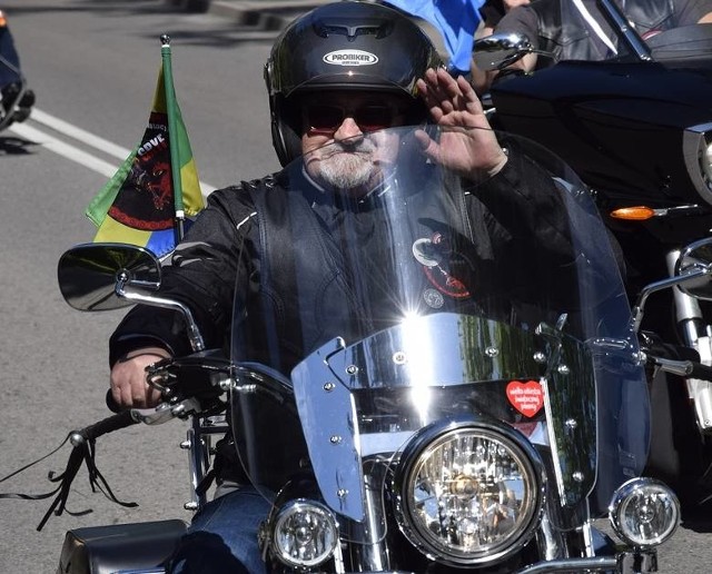 Kazimierz Kowalski w czasie miasteckiej parady motocyklowej