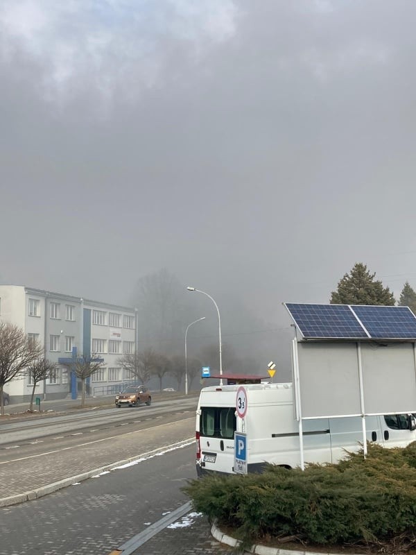 Gorlice. Pożar i chmura dymu nad Glinikiem. Pali się w hali produkcyjnej Saint-Gobain. Na miejscu liczne zastępy straży [AKTUALIZACJA]