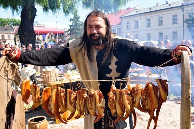 Albert Kiszkurno zachęcał do skosztowania wędzonego świńskiego ogona