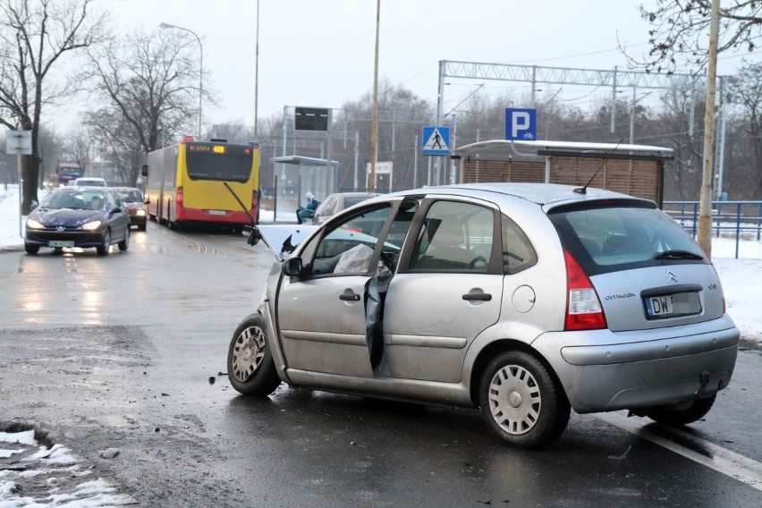 Wypadek na Żernickiej. Uszkodzone cztery auta