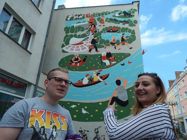 - Ten mural widać już z dworca PKP. Nawet jak ktoś nie zna Opola, to zauważy jego znane miejsca - mówią Marek i Justyna.