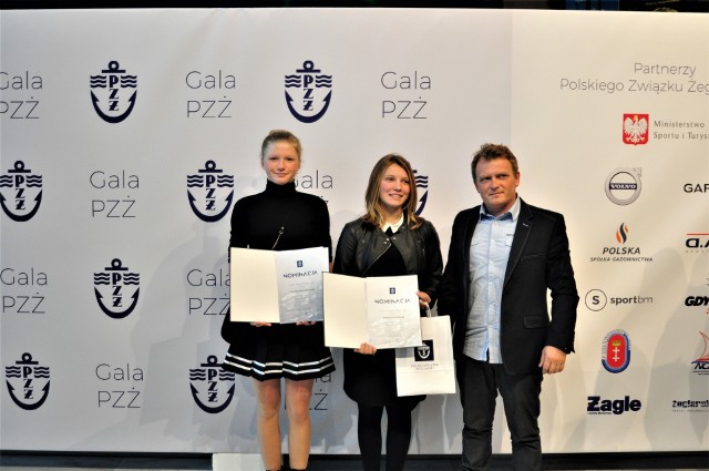 Od lewej: Lilly May Niezabitowska, Aleksandra Bobula oraz Janusz Bobula - trener i prezes Jacht Klubu Kotwica Tarnobrzeg.