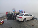 Karambol we mgle na trzy samochody na śliskiej drodze w Siesławicach. Cztery osoby ranne. Zobacz zdjęcia