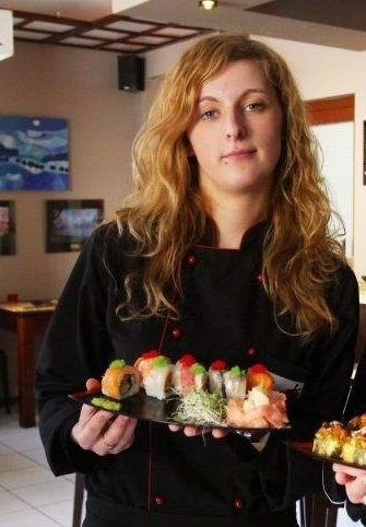 - Sushi jest pyszne, a produkty z których powstaje bezpieczne dla zdrowia &#8211; mówi Joanna Grzegorczyk,  kelnerka z Higashi Sushi Bar w Radomiu.