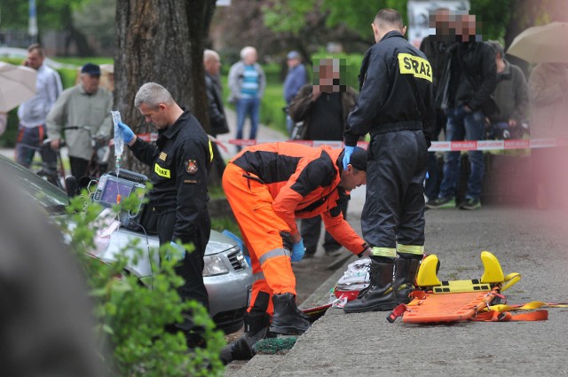 &lt;b&gt;W poniedziałek 8 maja w Kostrzynie nad Odrą zasłabł mężczyzna. Działo się to przy sklepie z odzieżą używaną na ul. Wodnej. Świadkowie zadzwonili po pomoc. Okazało się, że w Kostrzynie nie ma karetki. Mężczyzny nie udało się uratować. &lt;/b&gt;&lt;iframe src=&quot;//get.x-link.pl/7cc1a6f2-7ff3-1607-aa9e-3141517d2277,27498dd3-db55-7984-6fb9-dafcfcc01980,embed.html&quot; width=&quot;700&quot; height=&quot;380&quot; frameborder=&quot;0&quot; webkitallowfullscreen=&quot;&quot; mozallowfullscreen=&quot;&quot; allowfullscreen=&quot;&quot;&gt;&lt;/iframe&gt;Dramatyczne sceny rozegrały się przy ul. Wodnej w Kostrzynie. To centrum miasta. Starszy mężczyzna sprzątał okolicę sklepu z odzieżą używaną. W pewnym momencie stracił przytomność. Świadkowie zadzwonili na numer alarmowy. Po kilku minutach na miejscu byli strażacy, kt&oacute;rzy rozpoczęli reanimację. Kilkanaście minut p&oacute;źniej do Kostrzyna przyleciał z Gorzowa śmigłowiec Lotniczego Pogotowia Ratunkowego. Od tego momentu przez około godzinę to medycy ze śmigłowca wsp&oacute;lnie ze strażakami prowadzili reanimację. - Zgłoszenie dostaliśmy około godziny 11. Na miejsce wysłaliśmy dwa zastępy, łącznie siedmiu strażak&oacute;w. Jedna grupa zajęła się resuscytacją krążeniowo-oddechową mężczyzny, druga zabezpieczała teren, na kt&oacute;rym miał lądować śmigłowiec - m&oacute;wi Bartłomiej Mądry, rzecznik prasowy Komendy Miejskiej Państwowej Straży Pożarnej w Gorzowie.Akcja ratunkowa była dramatyczna. Strażacy zamknęli część ulicy, ogrodzili taśmą teren, wok&oacute;ł kt&oacute;rego starano się uratować życie mężczyzny. Załoga śmigłowca i strażacy na zmianę wykonywali masaż serca. Kilka razy udawało się im przywr&oacute;cić krążenie mężczyźnie. Niestety, po kilku chwilach akcja serca znowu ustawała. Ostatecznie mężczyzna zmarł.Obecni ma miejscu zdarzenia świadkowie nie rozumieli, dlaczego to strażacy, a nie załoga pogotowia ratunkowego, jako pierwsi przyjechali pom&oacute;c mężczyźnie. Takie sytuacje miały miejsce w Kostrzynie w przeszłości. Dzieje się tak wtedy, gdy na miejscu nie ma karetki pogotowia. W kostrzyńskim szpitalu stacjonuje jedna karetka. Gdy jest na akcji, do miasta przyjeżdża załoga z odległej o ok. 25 km Witnicy. Jeśli i ta karetka jest na akcji, w&oacute;wczas do miasta kierowana jest załoga z Dębna (to miasto w woj. zachodniopomorskim, odległe o ok. 20 km od Kostrzyna). Od listopada zeszłego roku do miasta przylatuje też śmigłowiec LPR z Gorzowa.- Zar&oacute;wno załoga karetki z Kostrzyna, jak i z Witnicy, były na akcji. Na miejsce natychmiast zostali wysłani kostrzyńscy strażacy. W międzyczasie sprawdziliśmy, po jakim czasie na miejscu może dotrzeć karetka z Dębna. Otrzymaliśmy informację, że czas dotarcia wyniesie około 20 minut. Zdecydowaliśmy o wysłaniu na miejsce śmigłowca, kt&oacute;ry był w stanie dotrzeć w 15 minut - tłumaczy Robert Kozłowski, kierownik Skoncentrowanej Dyspozytorni Medycznej w Gorzowie.&lt;iframe src=&quot;https://www.google.com/maps/d/embed?mid=1rrDE2IfFEn-ez_wlArFmCcBtvOo&quot; width=&quot;640&quot; height=&quot;480&quot;&gt;&lt;/iframe&gt;&lt;b&gt;Przeczytaj też: &lt;/b&gt; &lt;b&gt;&lt;a href=&quot;http://www.gazetalubuska.pl/wiadomosci/kostrzyn-nad-odra/g/potracenie-na-pasach-w-kostrzynie-jedna-osoba-w-szpitalu-zdjecia,11696776,22312668/&quot;&gt;&lt;font color=blue&gt;Potrącenie na pasach w Kostrzynie. Jedna osoba w szpitalu [ZDJĘCIA]&lt;/font&gt;&lt;/a&gt;&lt;/b&gt;&lt;center&gt;&lt;div class=&quot;fb-like-box&quot; data-href=&quot;https://www.facebook.com/gazlub/?fref=ts&quot; data-width=&quot;600&quot; data-show-faces=&quot;true&quot; data-stream=&quot;false&quot; data-header=&quot;true&quot;&gt;&lt;/div&gt;&lt;/center&gt;