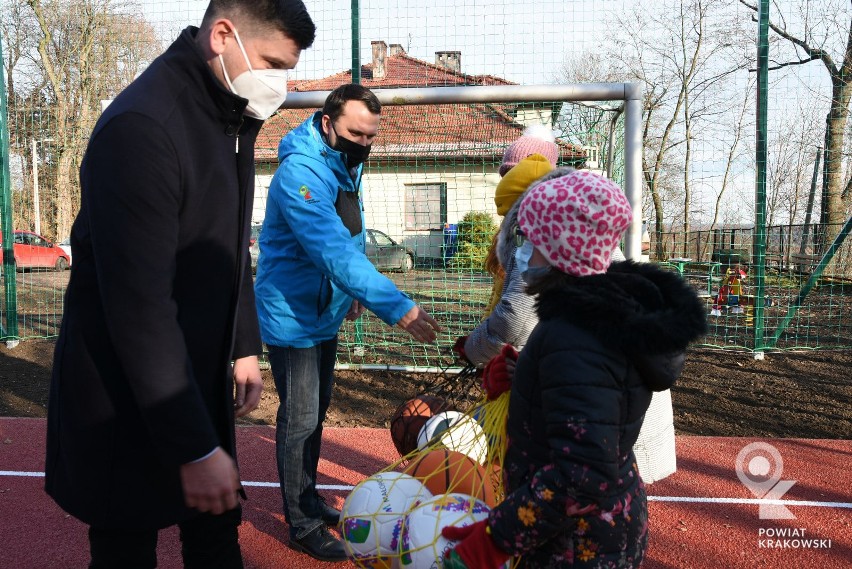 W otwarciu boiska w placówce opiekuńczej "Spokojna Przystań"...