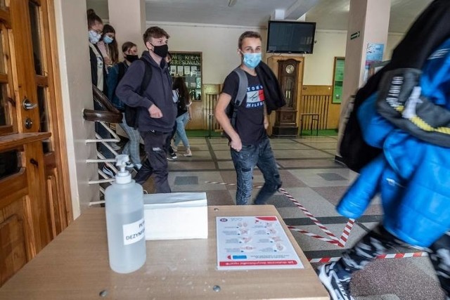 Jest szansa na koniec nauki zdalnej, przynajmniej dla części dzieci. Jak zapowiedział w poniedziałek minister Adam Niedzielski, "na 90 procent" uczniowie będą mogli wrócić do szkół. Nie ma za to dobrych wiadomości w sprawie ferii - nie ma co liczyć na złagodzenie obostrzeń i zgodę na otwarcie hoteli i pensjonatów. - Będę w tej sprawie nieugięty, bo zdecydowanie najważniejszym celem jest to, żeby przywracać normalność nie tylko w okresie ferii. Nie chciałbym, żeby przywracanie normalności w czasie ferii odbiło się za chwilę czkawką i nie będziemy mogli puścić dzieci do szkół, bo będziemy mieli przyspieszenie pandemii - powiedział Adam Niedzielski w RMF FM.Kiedy dzieci mogą wrócić do szkół? Jak będzie wyglądała nauka? Czytaj dalej na kolejnych slajdach, posługuj się klawiszami strzałek, myszką lub gestami.