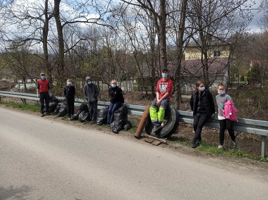 Akcja sprzątania brzegu Krzyworzeki w Wiśniowej